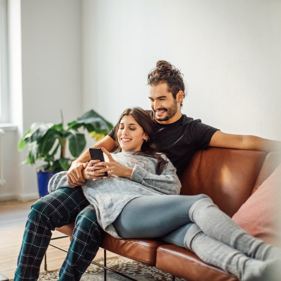 cz-visa-couple-phone
